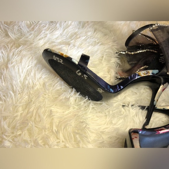 Steve Madden Black w/ Floral Accents and Bow NWOT size 6.5 Benni-R Satin Sandals - Picture 11 of 16